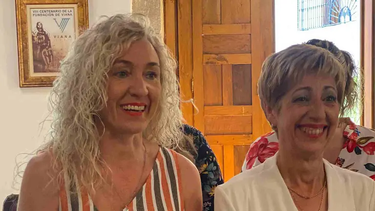 A la izquierda la concejala de Bildu, Irantzu Anto&ntilde;ana; y a la derecha la reci&eacute;n elegida alcaldesa, Yolanda Gonz&aacute;lez. NAVARRA.COM