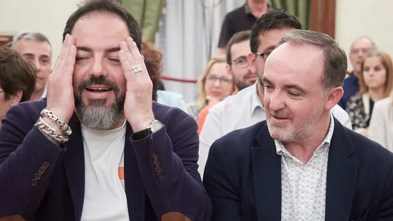 Ramon Alzorriz de PSN PSOE y Javier Esparaza de UPN invitados a la constituci&oacute;n del Ayuntamiento de Pamplona, a 17 de junio de 2023, en Pamplona, Navarra (Espa&ntilde;a). Los casi 8.100 ayuntamientos espa&ntilde;oles en los que el pasado 28 de mayo se celebraron elecciones municipales se constituyen y eligen alcalde hoy, despu&eacute;s de que las juntas electorales de zona hayan proclamado a las m&aacute;s de 67.000 personas que resultaron electas en los comicios de mayo. El art&iacute;culo 195.1 de la Ley Org&aacute;nica del R&eacute;gimen Electoral General (LOREG) establece que "las corporaciones municipales se constituyen en sesi&oacute;n p&uacute;blica el vig&eacute;simo d&iacute;a posterior a la celebraci&oacute;n de las elecciones, salvo que se hubiese presentado recurso contencioso-electoral contra la proclamaci&oacute;n de los concejales electos, en cuyo supuesto se constituyen el cuadrag&eacute;simo d&iacute;a posterior a las elecciones".
Eduardo Sanz / Europa Press
17/6/2023