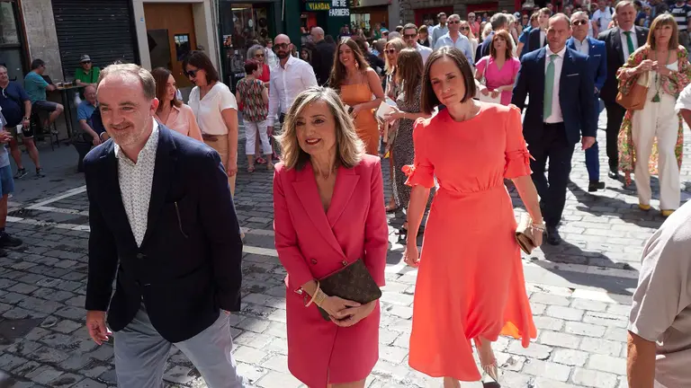 Javier Esparza junto a Cristina Ibarrola de UPN llegando al ayuntamiento,a 17 de junio de 2023, en Pamplona, Navarra (Espa&ntilde;a). Los casi 8.100 ayuntamientos espa&ntilde;oles en los que el pasado 28 de mayo se celebraron elecciones municipales se constituyen y eligen alcalde hoy, despu&eacute;s de que las juntas electorales de zona hayan proclamado a las m&aacute;s de 67.000 personas que resultaron electas en los comicios de mayo. El art&iacute;culo 195.1 de la Ley Org&aacute;nica del R&eacute;gimen Electoral General (LOREG) establece que "las corporaciones municipales se constituyen en sesi&oacute;n p&uacute;blica el vig&eacute;simo d&iacute;a posterior a la celebraci&oacute;n de las elecciones, salvo que se hubiese presentado recurso contencioso-electoral contra la proclamaci&oacute;n de los concejales electos, en cuyo supuesto se constituyen el cuadrag&eacute;simo d&iacute;a posterior a las elecciones".
Eduardo Sanz / Europa Press
17/6/2023