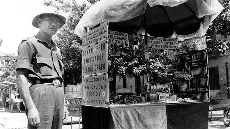 Donan Pher en la plaza de los ajos con su 'stand' de bol&iacute;grafos en San Ferm&iacute;n. PATXI MENDIBURU.