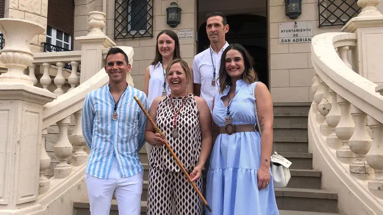Mar&iacute;a Ezquerra, junto al resto de concejales de San Adri&aacute;n, tras ser investida alcaldesa. UPN