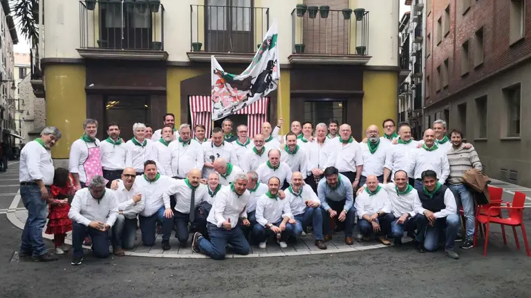 Miembros de la Cofrad&iacute;a musical San Saturnino, delante de su nueva sede en Pamplona. Facebook Antonio Imizcoz.