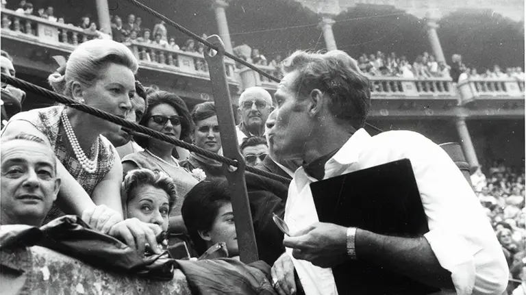 Charlton Heston y Deborah Kerr en la Plaza de Toros de Pamplona en San Ferm&iacute;n de 1962. Archivo Ayuntamiento de Pamplona.