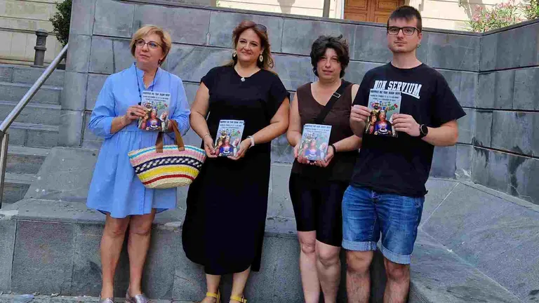 Ascen Lainez, en representaci&oacute;n del Grupo del Paloteado y los miembros de  reci&eacute;n creada Comisi&oacute;n de Fiestas de San Juan; &nbsp;Amaya Oiz, Hugo Echeverr&iacute;a y&nbsp; Laura Mart&iacute;nez. AYUNTAMIENTO DE TUDELA