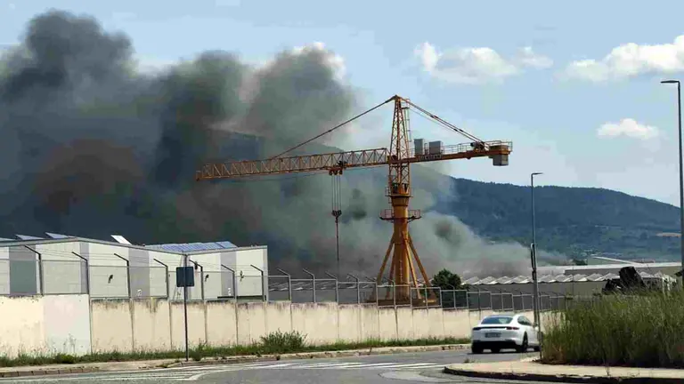 El incendio se ha originado en una retroexcavadora en el interior de la empresas Sanbe. CEDIDA