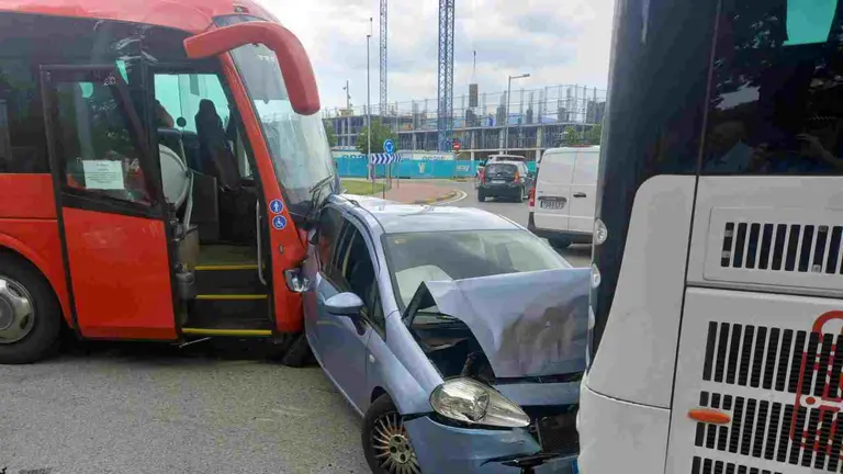 El coche ha quedado aplasatado entre dos autobuses en la avenida de Zaragoza. POLIC&Iacute;A MUNICIPAL DE PAMPLONA