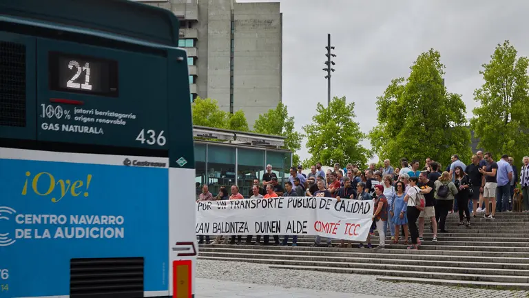 Nueva concentraci&oacute;n convocada por el comit&eacute; de empresa de TCC, adjudicataria del transporte urbano comarcal, para reclamar la revisi&oacute;n de los tiempos para prestar el servicio. I&Ntilde;IGO ALZUGARAY