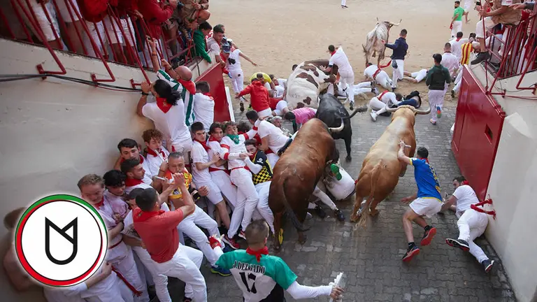 Primer encierro de San Ferm&iacute;n 2022 con toros de N&uacute;&ntilde;ez del Cuvillo en la entrada a la plaza. I&Ntilde;IGO ALZUGARAY