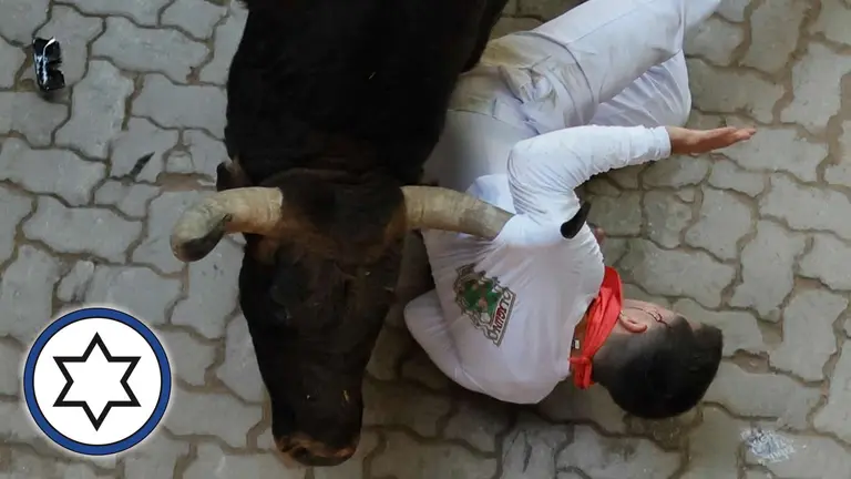 Los toros de la ganader&iacute;a de Jandilla a su paso por el callej&oacute;n de entrada a la plaza de toros durante el sexto encierro de los Sanfermines de 2022. EFE Villar L&oacute;pez
