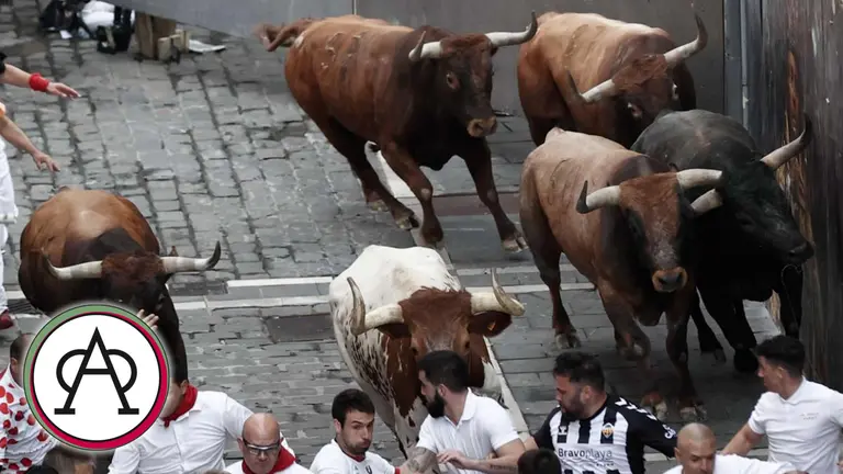 &Uacute;ltimo encierro de San Ferm&iacute;n 2022 con toros de la ganader&iacute;a de Miura en la calle Estafeta. EFE Jes&uacute;s Diges