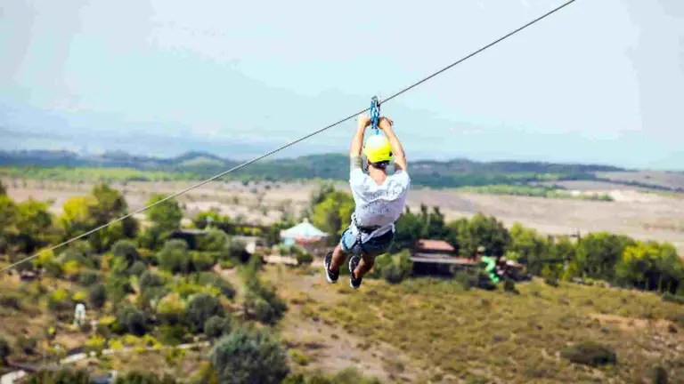 Imagen de la tirolina de Sendaviva en Navarra. CEDIDA