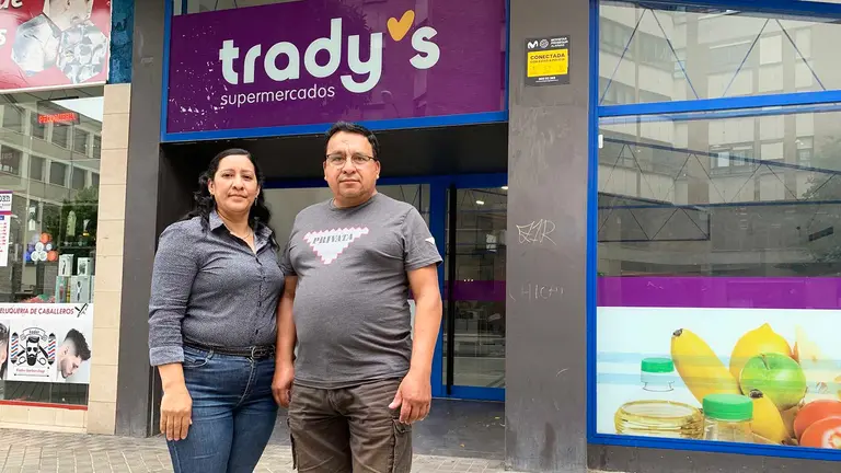 Amelia y Antonio delante del supermercado Tradys en Pamplona. Navarra.com