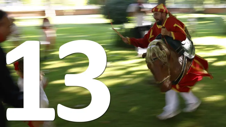 Un Zaldiko corre detr&aacute;s de unos ni&ntilde;os en San Ferm&iacute;n 2022. EFE Rodrigo Jimenez