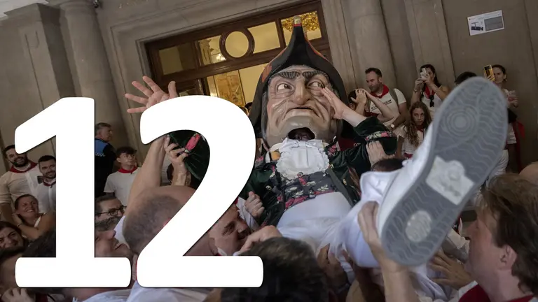 Caravinagre es manteado en el zagu&aacute;n del Ayuntamiento durante San Ferm&iacute;n 2022. EFE Villar L&oacute;pez