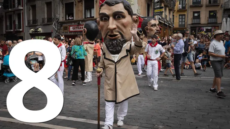 La Comparsa de Gigantes y Cabezudos en la Plaza del Ayuntamiento en San Ferm&iacute;n 2022. EFE Villar L&oacute;pez