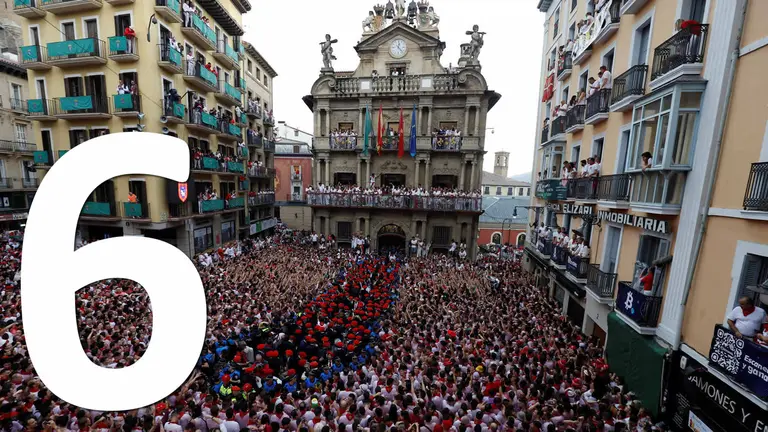 El Chupinazo da comienzo a San Ferm&iacute;n 2022 con una plaza del Ayuntamiento abarrotada. REUTERS Vincent West