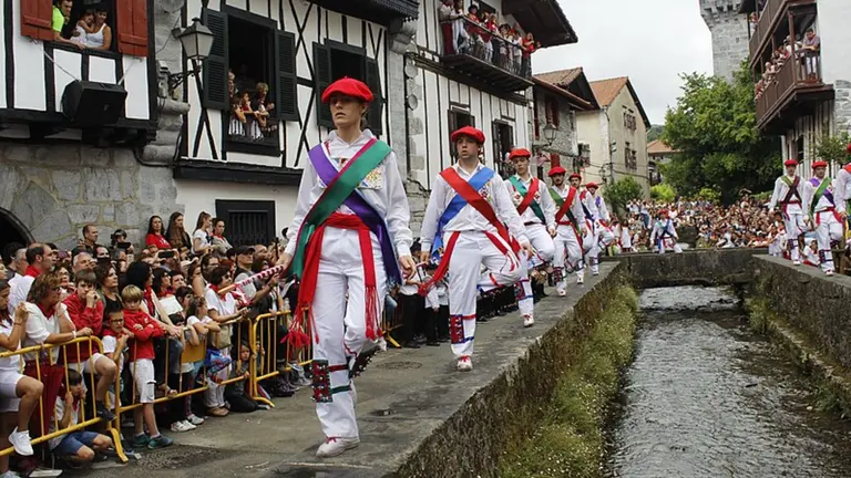 Los ezpatadantzaris son los danzaris de Lesaca, que bailan s&oacute;lo el 7 de julio en honor a San Ferm&iacute;n. WIKIMEDIA COMMONS / DANTZAN
