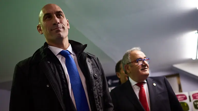 El presidente de la Federaci&oacute;n Espa&ntilde;ola de F&uacute;tbol, Luis Rubiales, en un encuentro anterior con el presidente de Osasuna, Luis Sabalza. MIGUEL OS&Eacute;S / ARCHIVO