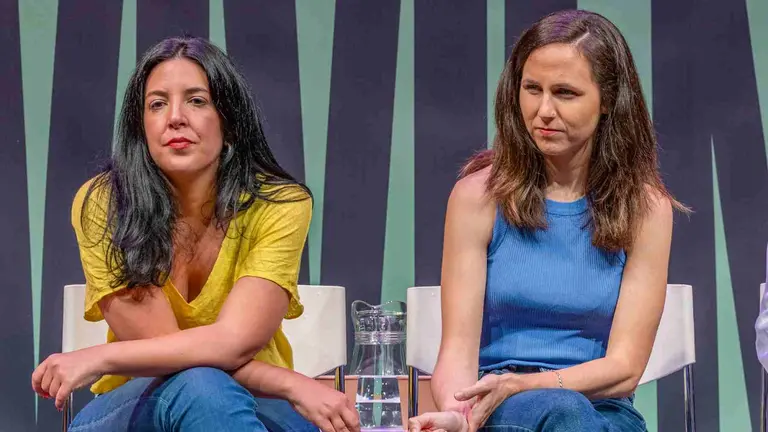 La ministra navarra Ione Belarra junto a la eurodiputada de Podemos Idoia Villanueva en un acto de Sumar en Pamplona. EFE