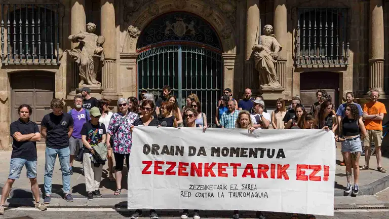 30 antitaurinos han reclamado el fin de las corridas de toros en San Ferm&iacute;n. EFE