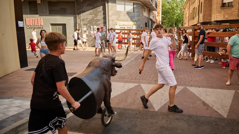 Encierro chiqui por las calles de Mutilva durante sus fiestas de 2023. PABLO LASAOSA