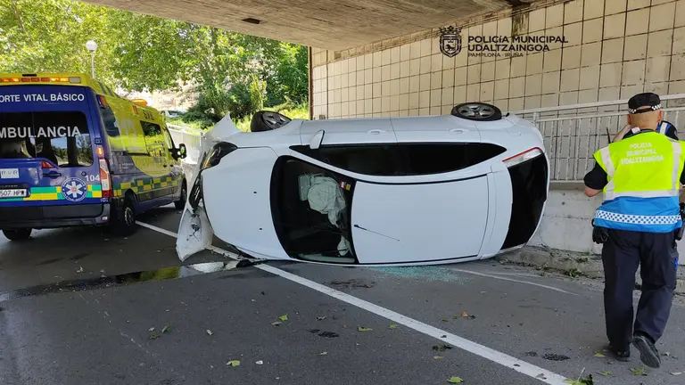 Un conductor borracho y sin carn&eacute; vuelca en San Jorge. POLIC&Iacute;A MUNICIPAL DE PAMPLONA