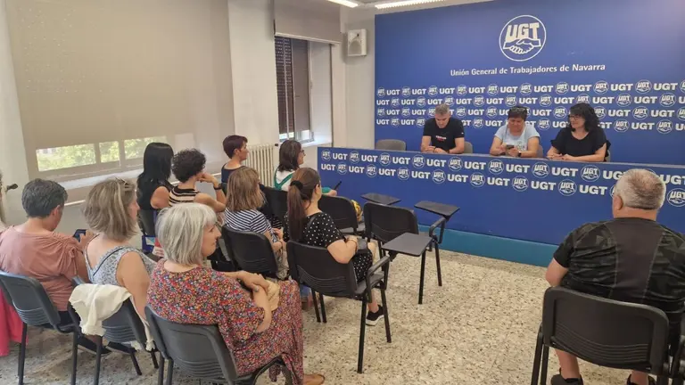 Asamblea de UGT y CCOO con trabajadoras de Limpiezas J. C&oacute;rdoba. - UGT