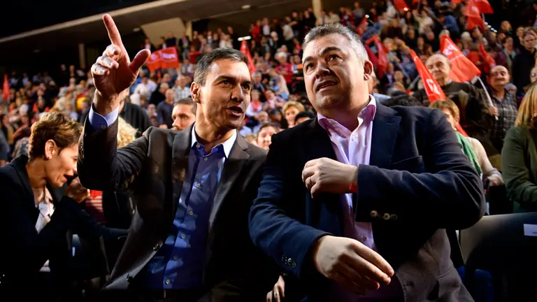 Pedro S&aacute;nchez junto a Maite Esporr&iacute;n, Toni Magdaleno, Santos Cerd&aacute;n y Mar&iacute;a Chivite en mitin electoral en Pamplona. PABLO LASAOSA