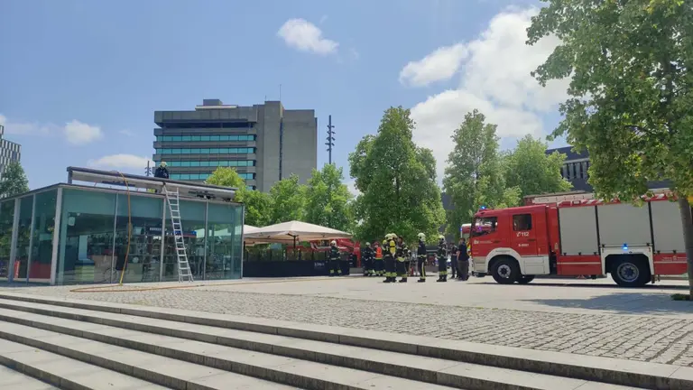 Los bomberos actúan en un incendio ocurrido en la terraza del Baluarte. NAVARRA.COM