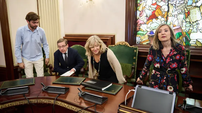 La alcaldesa de Pamplona, Cristina Ibarrola, junto a Aitor Silgado, Carlos Salvador y Mar&iacute;a Caballero. PABLO LASAOSA