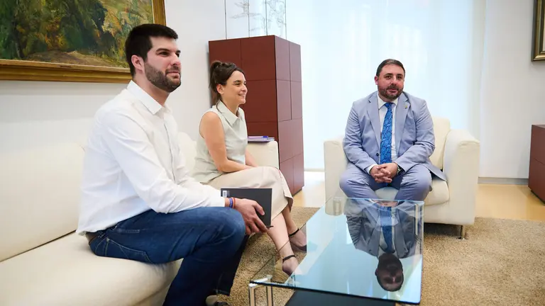 El presidente del Parlamento de Navarra, Unai Hualde, en ronda de consultas con los parlamentarios de Contigo Zurekin, Bego&ntilde;a Alfaro y Carlos Guzm&aacute;n para estudiar la posibilidad de proponer una candidatura a la Presidencia del Gobierno foral. PABLO LASAOSA
