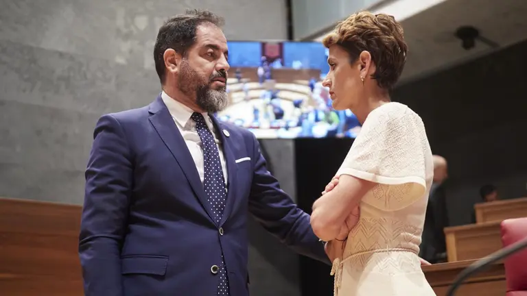 La presidenta de Navarra y candidata a la reelecci&oacute;n por el PSN, Mar&iacute;a Chivite, y el parlamentario socialista Ram&oacute;n Alz&oacute;rriz. - EDUARDO SANZ-EUROPA PRESS
