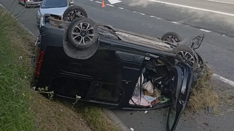 Imagen de c&oacute;mo ha quedado la furgoneta que ha volcado en la N-121-A. POLIC&Iacute;A FORAL