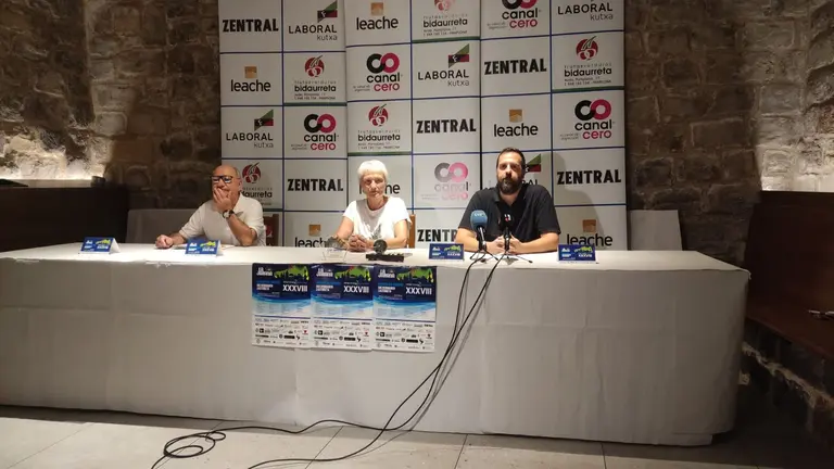 Roberto Garzaron, organizador de la carrera del encierro, Mari Cruz Corral, premiada con El Bombo de La Jarana y Bittor Aranaz, presidente de la peña La Jarana. L.V.R.