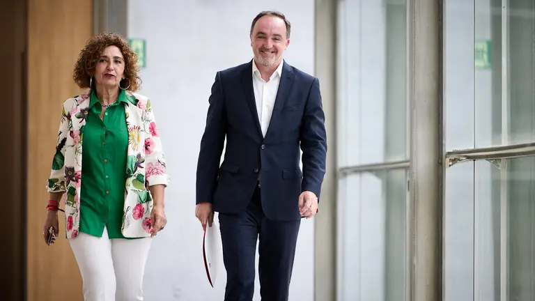 El presidente del Parlamento de Navarra, Unai Hualde, en ronda de consultas con los parlamentarios de UPN, Javier Esparza y Yolanda Ib&aacute;&ntilde;ez para estudiar la posibilidad de proponer una candidatura a la Presidencia del Gobierno foral. PABLO LASAOSA