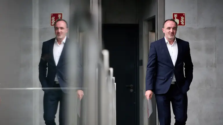 El presidente del Parlamento de Navarra, Unai Hualde, en ronda de consultas con los parlamentarios de UPN, Javier Esparza y Yolanda Ib&aacute;&ntilde;ez para estudiar la posibilidad de proponer una candidatura a la Presidencia del Gobierno foral. PABLO LASAOSA