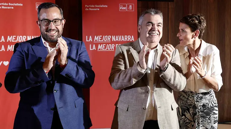 El secretario de Organizaci&oacute;n del PSOE, Santos Cerd&aacute;n (c), cabeza de lista del partido al Congreso en Navarra, ha mostrado este jueves en Pamplona su rechazo al modelo de Espa&ntilde;a de la derecha y la ultraderecha, que es "privilegios para unos pocos y odio para muchos". En un acto de presentaci&oacute;n de las candidaturas socialistas celebrado en el Palacio de Congresos Baluarte de Pamplona, Cerd&aacute;n ha asegurado que en las pr&oacute;ximas elecciones generales "vamos a ser la primera fuerza en Navarra y vamos a ganar las elecciones en Espa&ntilde;a", el acto ha contado con la presencia de cargos electos y candidatos del partido, encabezados por la secretaria general del PSN y candidata a la presidencia del Gobierno de Navarra, Mar&iacute;a Chivite y el candidato al Senado Javier Rem&iacute;rez (i). EFE/ Jes&uacute;s Diges