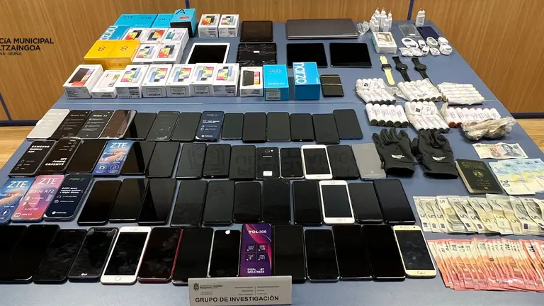 Fotograf&iacute;as de los m&oacute;viles y el dinero incautado. POLIC&Iacute;A MUNICIPAL DE PAMPLONA