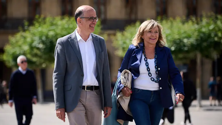 Los cabezas de lista de UPN al Congreso y al Senado, Alberto Catal&aacute;n y Mar&iacute;a Caballero, respectivamente, atienden a los medios de comunicaci&oacute;n en la Plaza del Castillo. PABLO LASAOSA