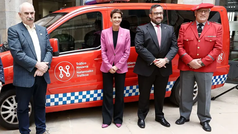 La presidenta Mar&iacute;a Chivite preside junto al vicepresidente del Gobierno foral, Javier Rem&iacute;rez (2d), el Consejero de Ordenaci&oacute;n Jos&eacute; Mar&iacute;a Aierdi (i) y el Jefe de la Polic&iacute;a Foral, Juan Carlos Zapico (d) el acto celebrado con motivo de la asunci&oacute;n por parte de Navarra de las competencias en materia de Tr&aacute;fico y Seguridad Vial. El Gobierno de Navarra, que asumir&aacute; este s&aacute;bado la competencia exclusiva en materia de tr&aacute;fico, espera tener lista para el &uacute;ltimo cuatrimestre del a&ntilde;o la "pasarela" para que los agentes de la Guardia Civil de Tr&aacute;fico puedan solicitar su integraci&oacute;n en la Polic&iacute;a Foral, con el objetivo de que se incorporen a la misma en 2024. EFE/ Jesus Diges