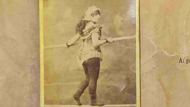 Remigia Echarren, la Reina del Arga: la fotograf&iacute;a que le pone cara a la funambuista pamplonesa de comienzos del siglo XIX y comienzos del XX. AYUNTAMIENTO DE PAMPLONA