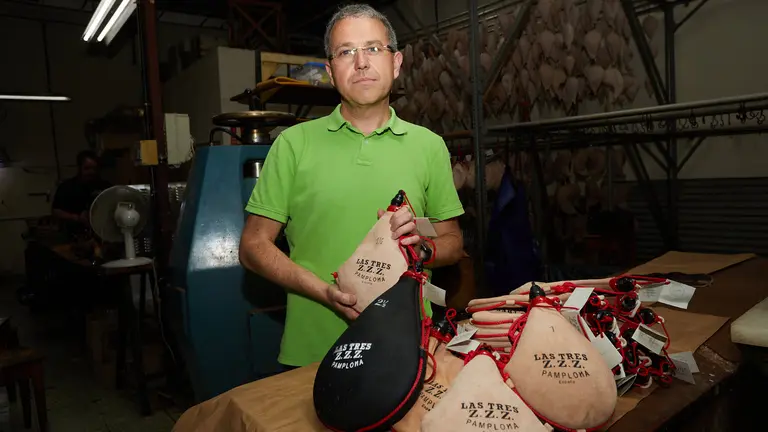 Taller artesanal de las botas de vino 'Las Tres ZZZ' en Pamplona. IÑIGO ALZUGARAY