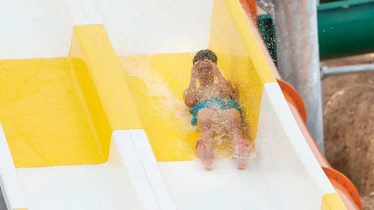 Un ni&ntilde;o disfruta en una atracci&oacute;n de Sendaviva. CEDIDA