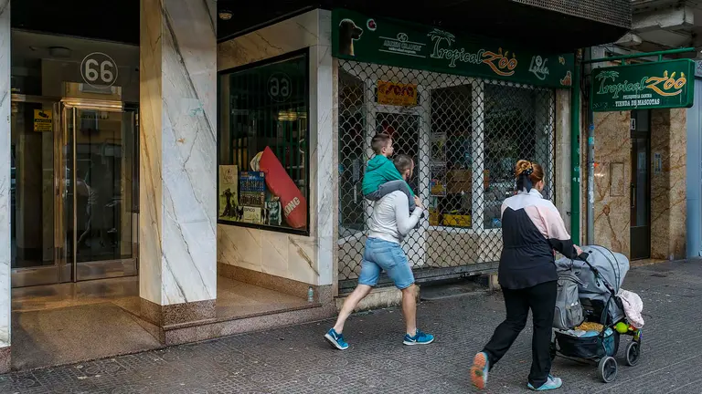 Imagen del portal del edificio donde agentes de la Polic&iacute;a Nacional han detenido hoy s&aacute;bado a un hombre de 42 a&ntilde;os como presunto autor de la muerte de su pareja, una mujer de 20 a&ntilde;os. EFE/Santi Otero.