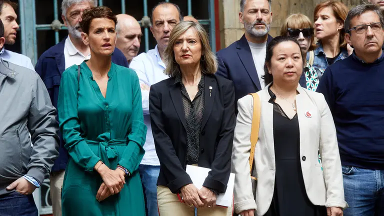 Concentraci&oacute;n en la Plaza del Ayuntamiento de Pamplona para condenar el crimen machista del s&aacute;bado 1 de julio, en el que un ciudadano de origen chino y de 51 a&ntilde;os de edad, acuchill&oacute; su pareja y socia, tambi&eacute;n de origen chino, de 47 a&ntilde;os y madre de tres hijos de una relaci&oacute;n anterior, en un bar del barrio de Ermitaga&ntilde;a y posteriormente se entreg&oacute; a la Polic&iacute;a. I&Ntilde;IGO ALZUGARAY