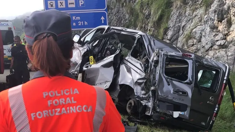 Agentes de la Policía Foral atienden un accidente con 8 heridos, tres de ellos menores, en la A-15 a la altura de Lecumberri.