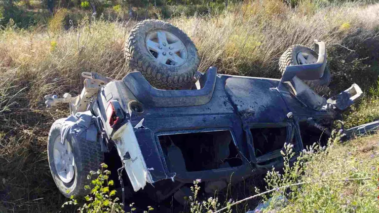 El veh&iacute;culo que conduc&iacute;a qued&oacute; encajado en el arc&eacute;n. POLIC&Iacute;A FORAL