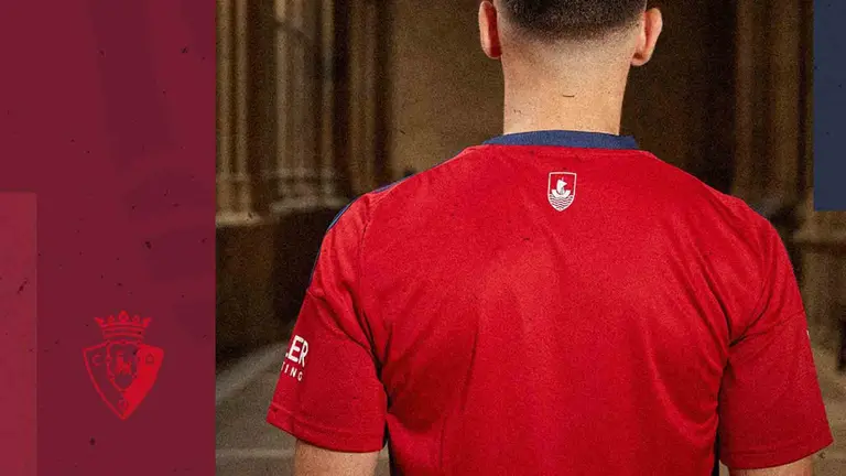 Kike barja posa de espaldas con la camiseta de Osasuna para la temporada 23/24. OSASUNA