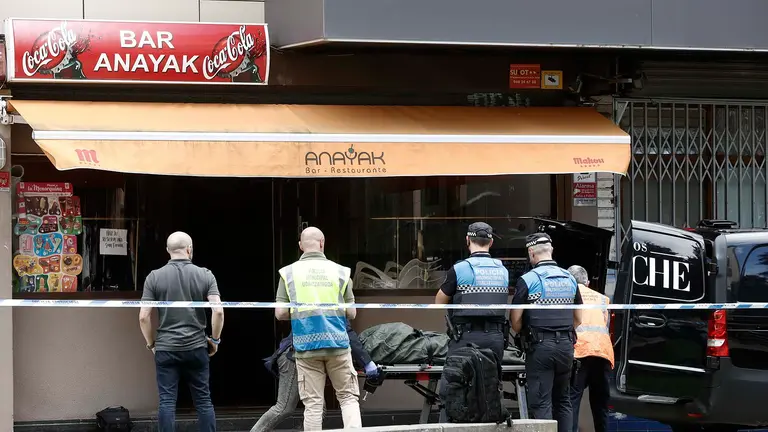 Un hombre de origen extranjero se ha entregado este s&aacute;bado a la Polic&iacute;a Municipal de Pamplona tras matar a una mujer en un bar del barrio pamplon&eacute;s de Ermitaga&ntilde;a. El suceso habr&iacute;a ocurrido a primera hora de este s&aacute;bado entre quienes regentaban el negocio. La v&iacute;ctima ten&iacute;a heridas de arma blanca. La zona ha estado acordonada toda la ma&ntilde;ana. La Polic&iacute;a Nacional y Municipal han acudido hasta el bar situado en la calle Francisco Ales&oacute;n, de donde han sacado el cuerpo de la mujer fallecida pasadas las 13:00 horas. EFE/ Jes&uacute;s Diges