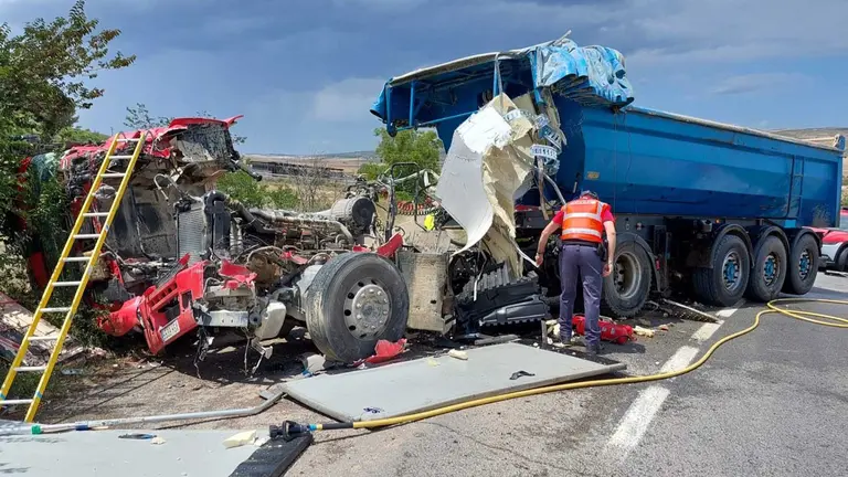 Accidente de tr&aacute;fico con dos heridos y un cami&oacute;n implicado en Peralta. POLIC&Iacute;A FORAL